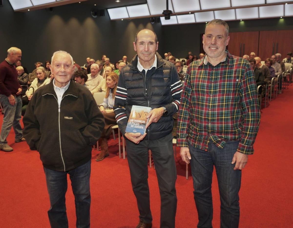 De izquierda a derecha, Francisco Ballesteros, Helio Vega y Alberto Boza, ayer en el Club.