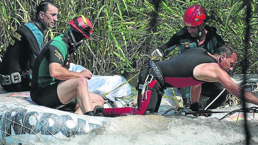 Las aguas del Segura se tiñen de luto