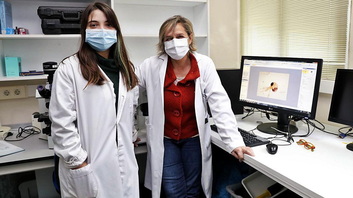 Yasmina Martínez y Josefina Garrido, en la Facultad de Biología del campus