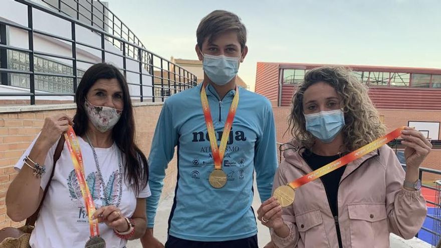 Salvador García posa con sus tres medallas logradas en lanzamiento de peso.