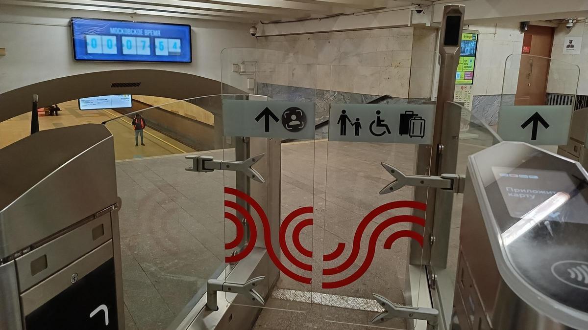Tecnologia avanzada en el metro de Moscú, hay una señal que indica que puede pagarse con la cara. En los turnos hay cámaras para pagar.