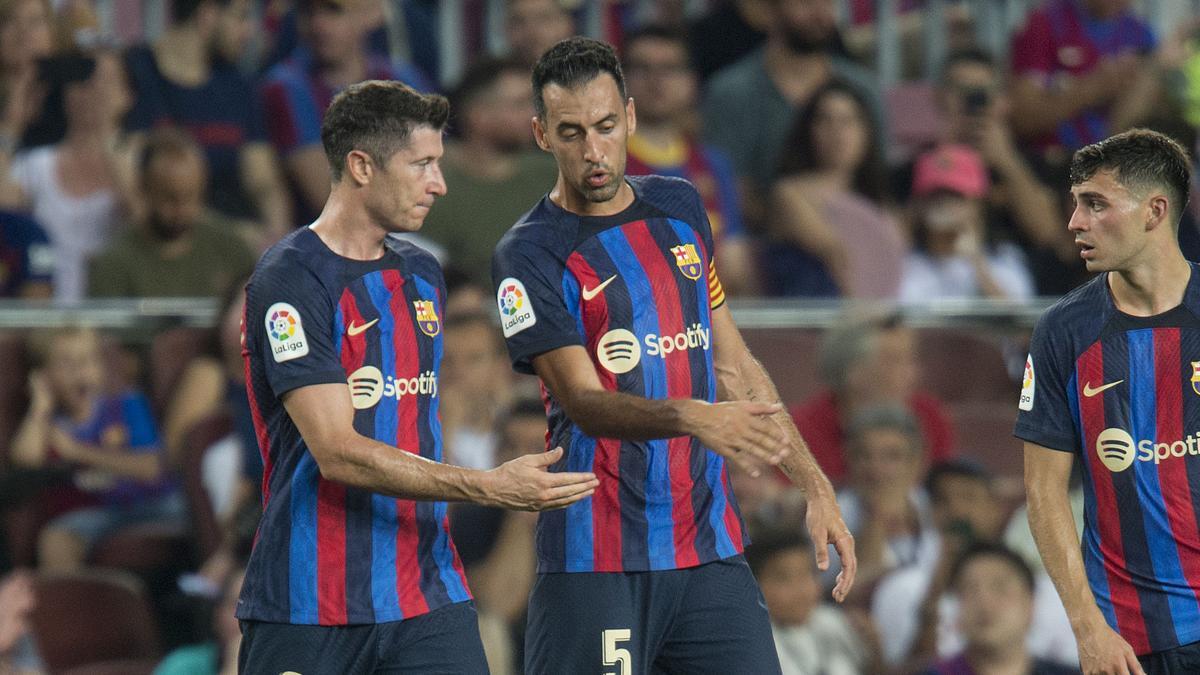  Busquets comenta aspectos técnicos con Lewandowski junto a Pedri