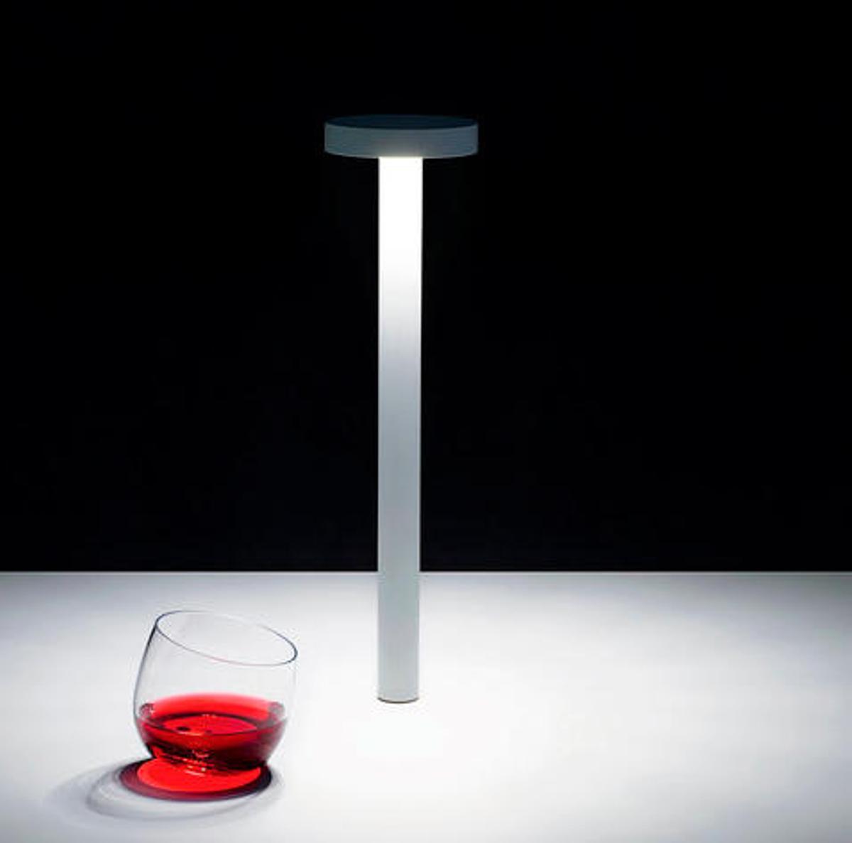 Lámpara portátil con base magnética y autonomía de diez horas. Davide Groppi