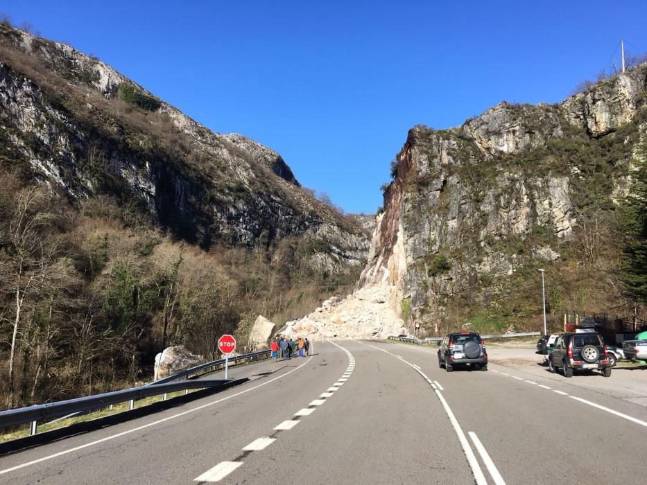 Cae una montaña y sepulta el acceso a Caso