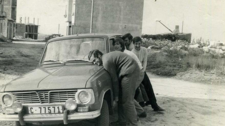 El profesor Manuel Fandiño y varios alumnos. |  