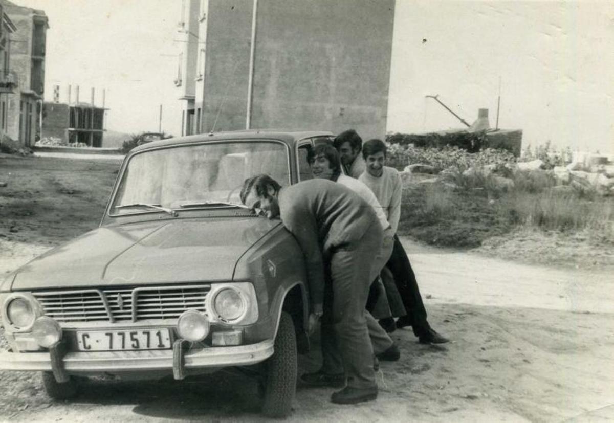 El profesor Manuel Fandiño y varios alumnos. |
