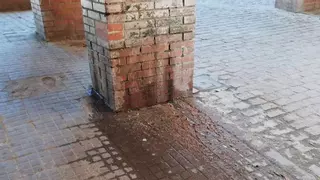 Denuncian la filtración a la vía pública de aguas fecales en el barrio de Las Moreras