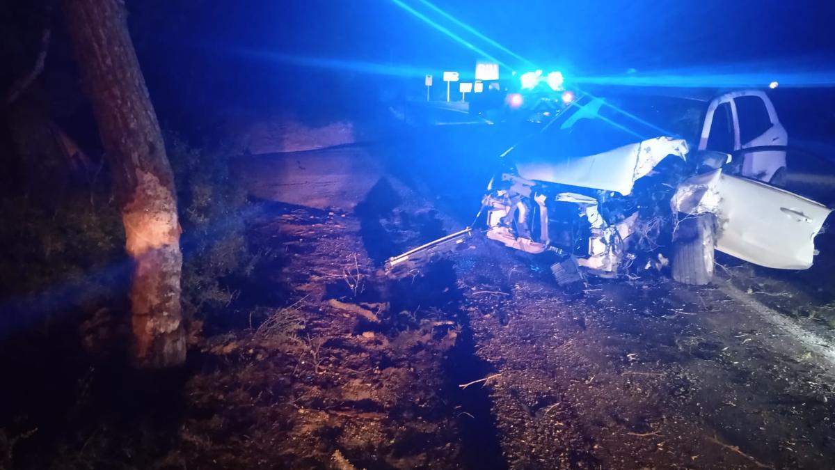 Imagen de cómo ha quedado el coche tras el accidente.