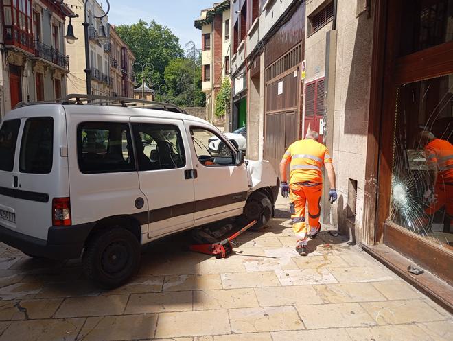 En imágenes: Pierde el control del vehículo y acaba contra un escaparate en Avilés
