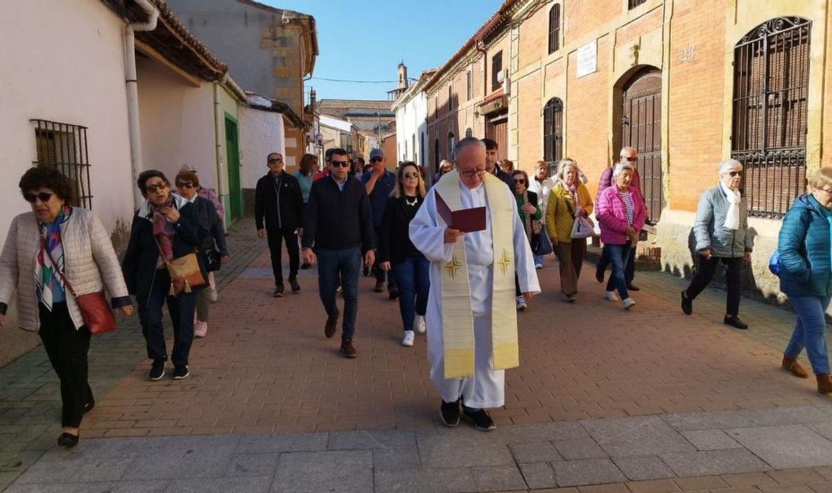 Fieles, el párroco y la corporación moralina marcharon hasta la ermita. | CEDIDA