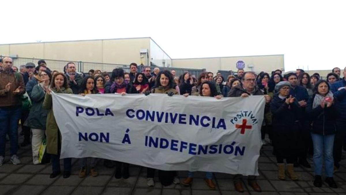 Participantes en una concentración convocada por los sindicatos ante el IES do Milladoiro