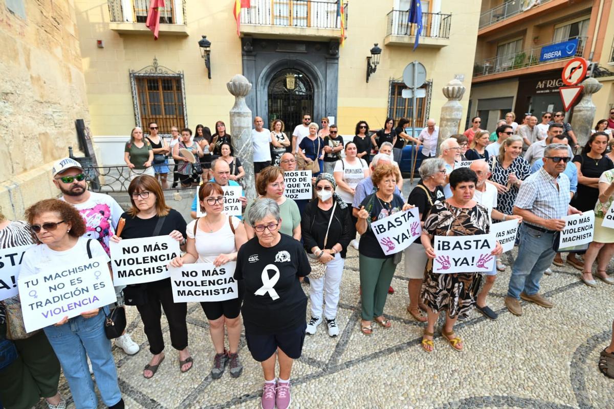 Minuto de silencio tras el crimen machista que ha acabado con la vida de Patricia en Callosa de Segura Minuto de silencio tras el crimen machista que ha acabado con la vida de Patricia en Callosa de Segura