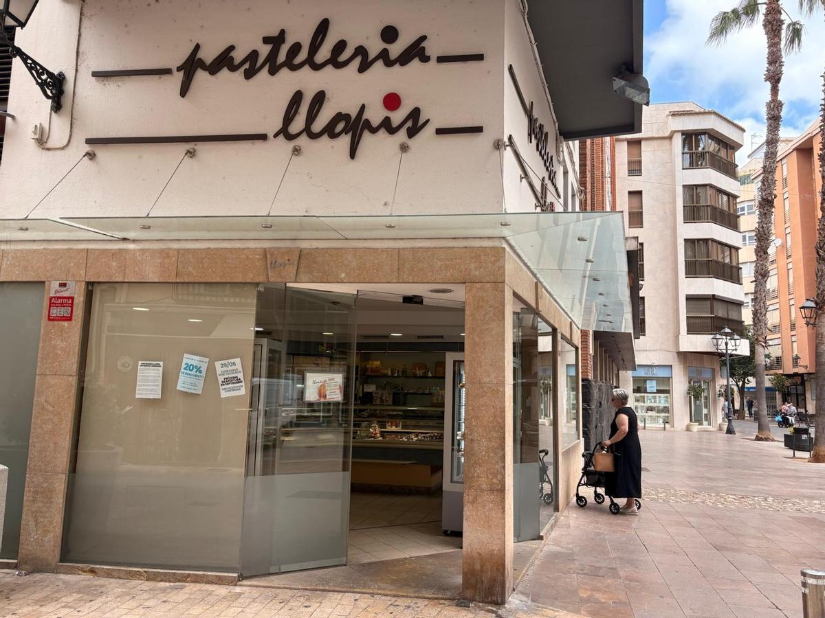 Los escaparates anuncian el cierre y las ofertas en la compra de productos por liquidación.