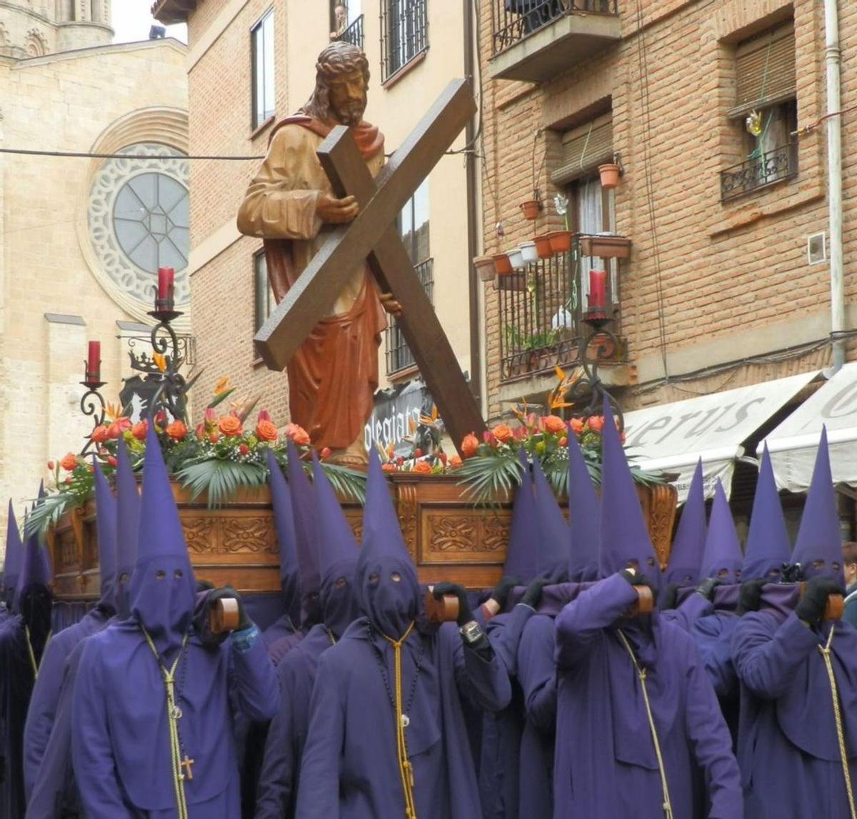 Nazarenos portan a hombros la imagen de Pérez Calvo. | Cedida