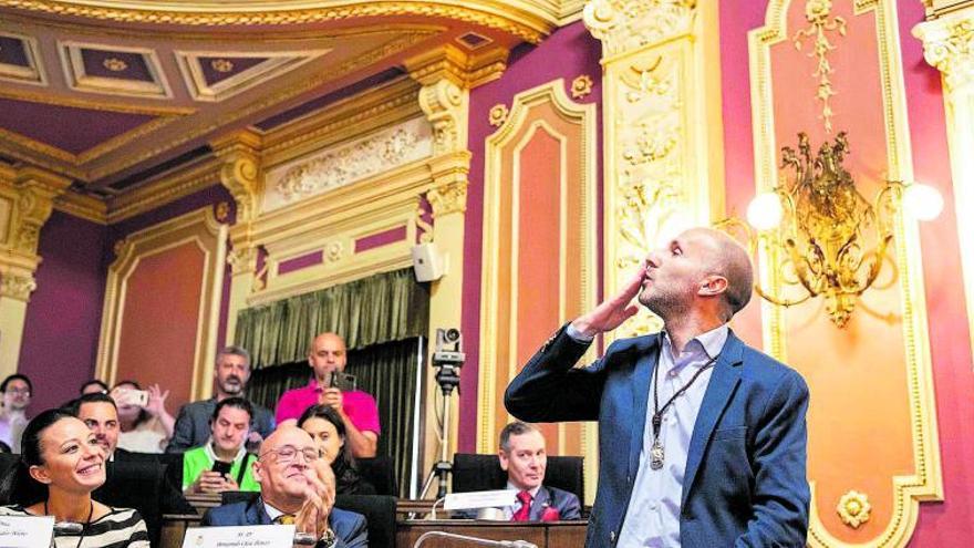 Gonzalo Pérez Jácome lanza un beso a los asistentes al pleno en el que fue elegido de nuevo alcalde de Ourense. |   // BRAIS LORENZO