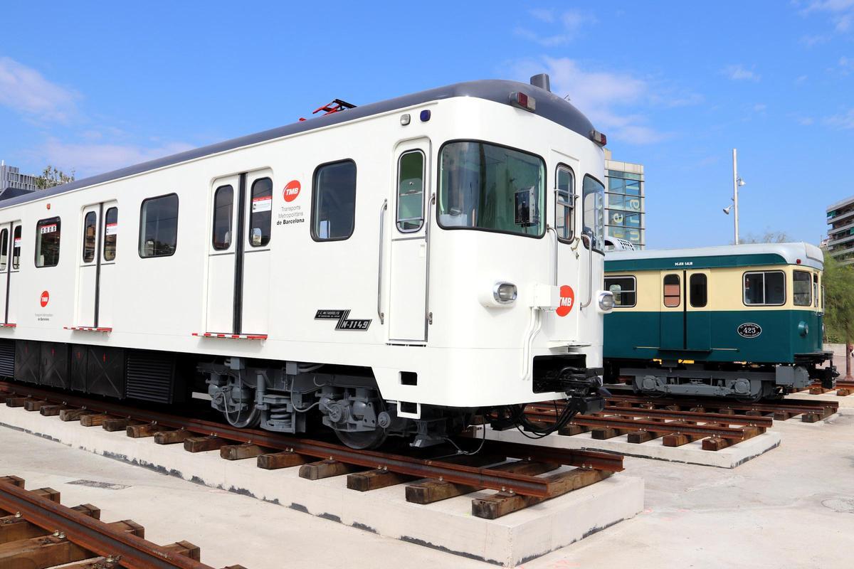 Llegan los trenes históricos del metro de Barcelona a La Farinera del Clot para el montaje de la exposición del centenario