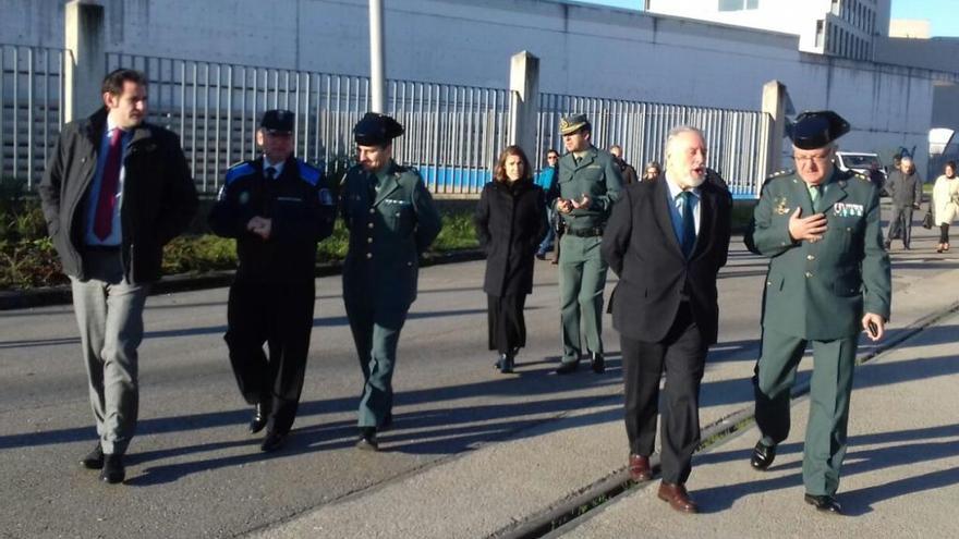 El presidente del Puerto, Enrique López Veiga, con el coronel jefe de la Guardia Civil de Pontevedra, Miguel Estévez, esta mañana en el Puerto. // Alba Villar