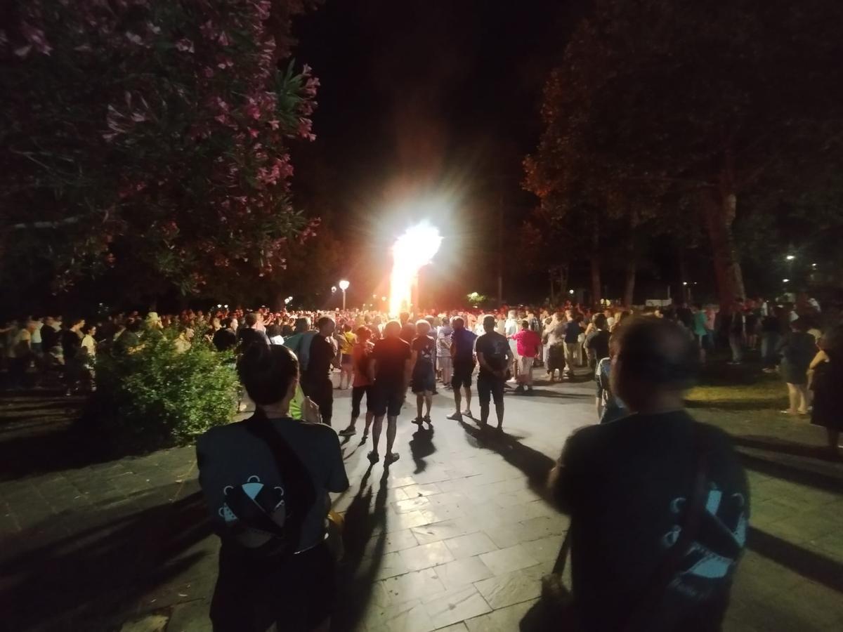 La hoguera de San Juan en Grado, en imágenes