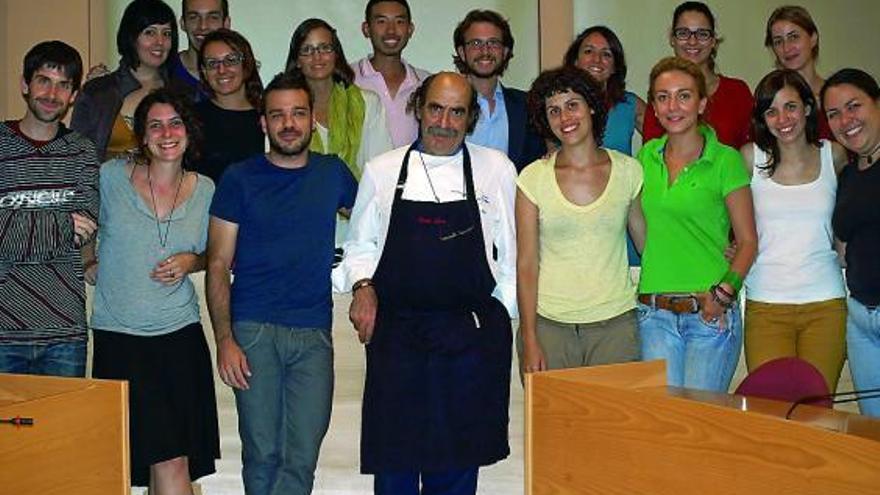 El cocinero zamorano Cecilio Lera junto a los alumnos del máster en Periodismo de viajes.