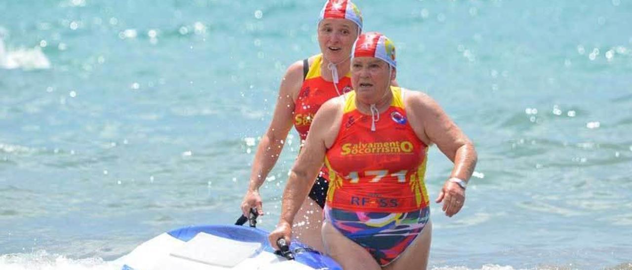 Martínez sale del agua durante la competición en mar abierto.