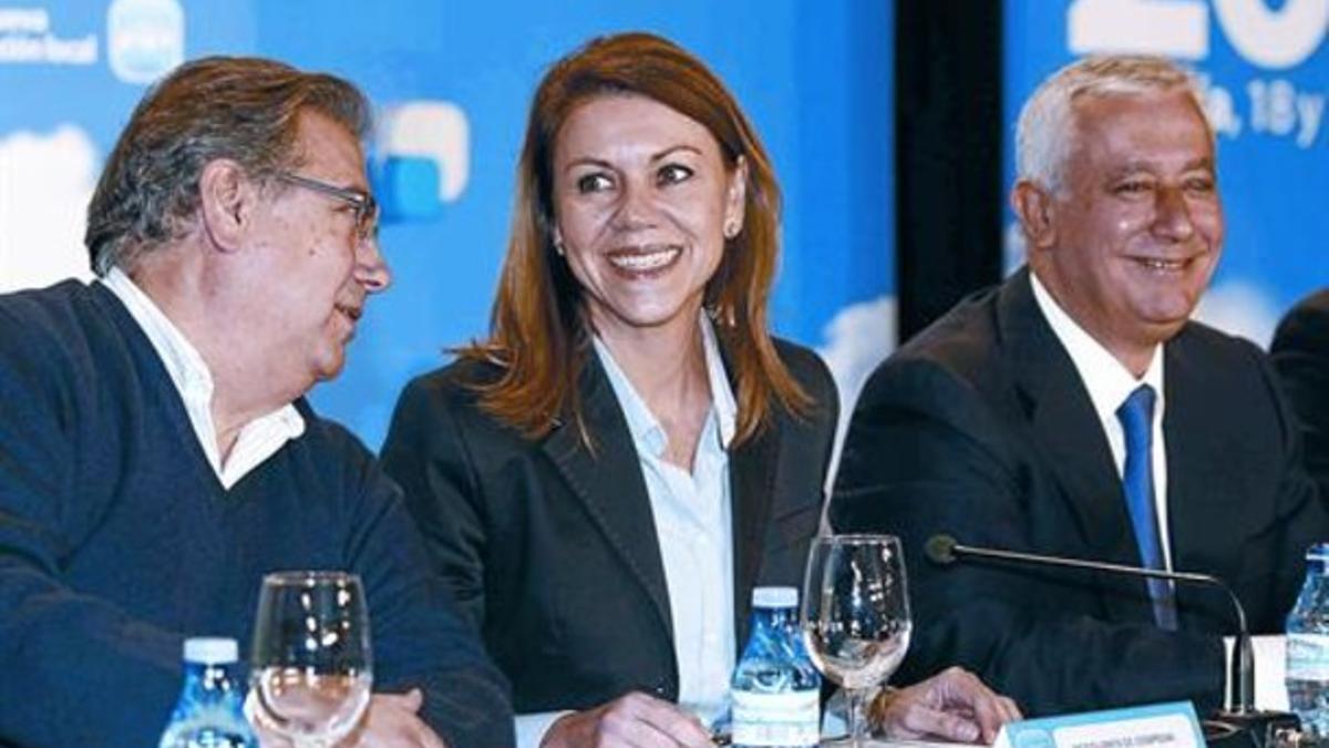 María Dolores de Cospedal, flanqueada por Juan Ignacio Zoido y Javier Arenas, ayer en la reunión interparlamentaria que el PP celebra en Almería.