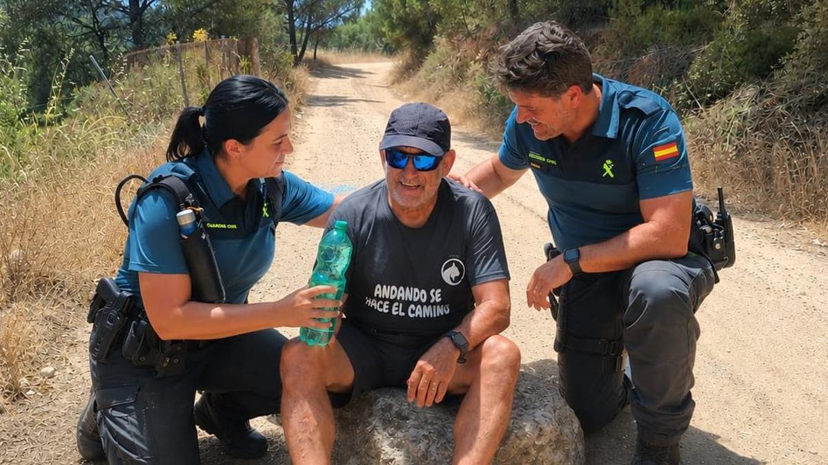 Dos agentes de la Guardia Civil atienden a una de las personas extraviadas.