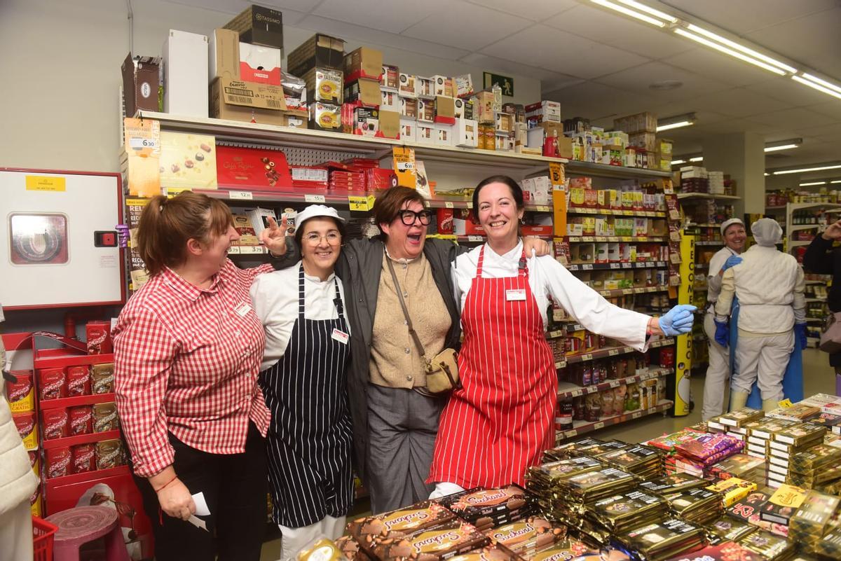 Trabajadoras del supermercado Familia de la calle Alcalde Lens, en A Coruña, celebran que les ha tocado el tercer premio del sorteo de Lotería de Navidad.