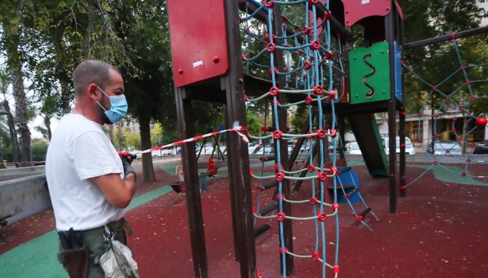 València ya precinta los juegos infantiles de sus parques