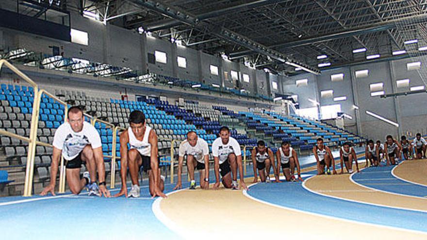 El equipo Gedysa entrenando en las instalaciones del Centro de Tecnificación de Atletismo de Antequera.