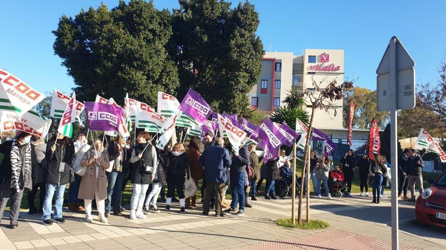 Concentración ayer a las puertas del Centro Vitalia RGA Teatinos. | L.O.