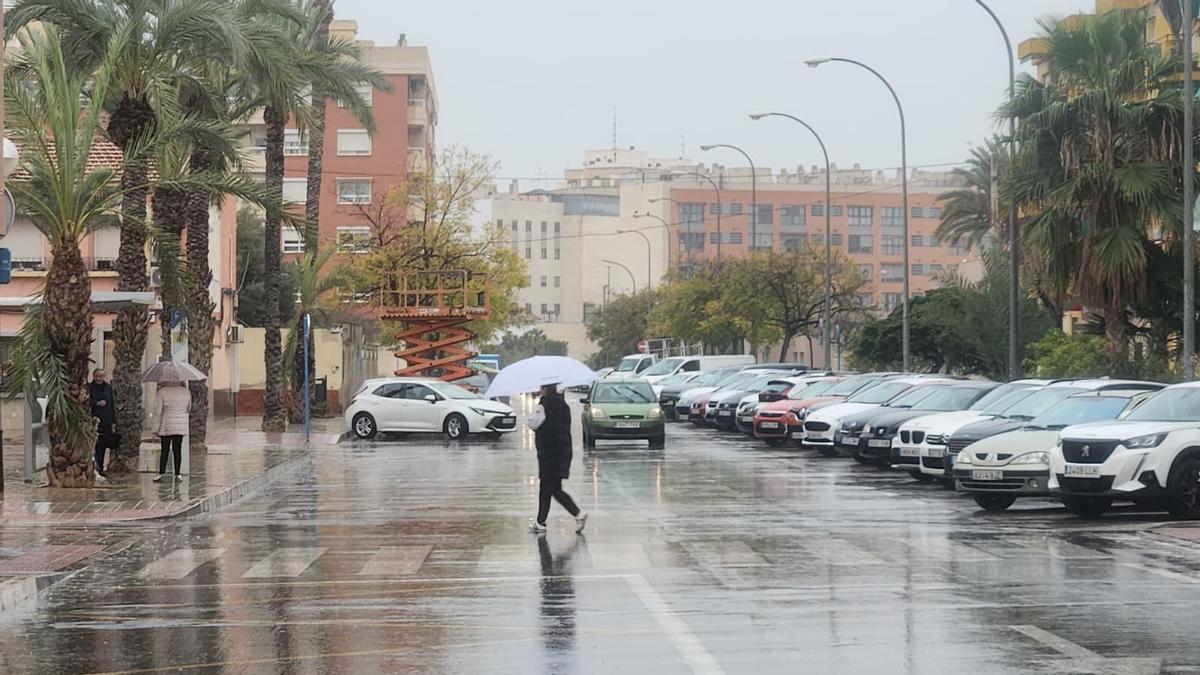 La lluvia también ha llegado este jueves a Alicante