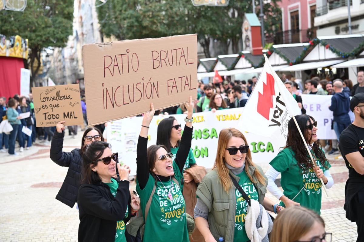 Profesoras denunciando las elevadas ratios y problemas de inclusión en las aulas de Elche