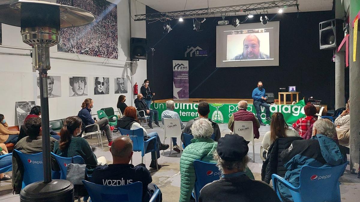 Un momento de la reunión de colectivos a favor de un bosque urbano en Málaga.