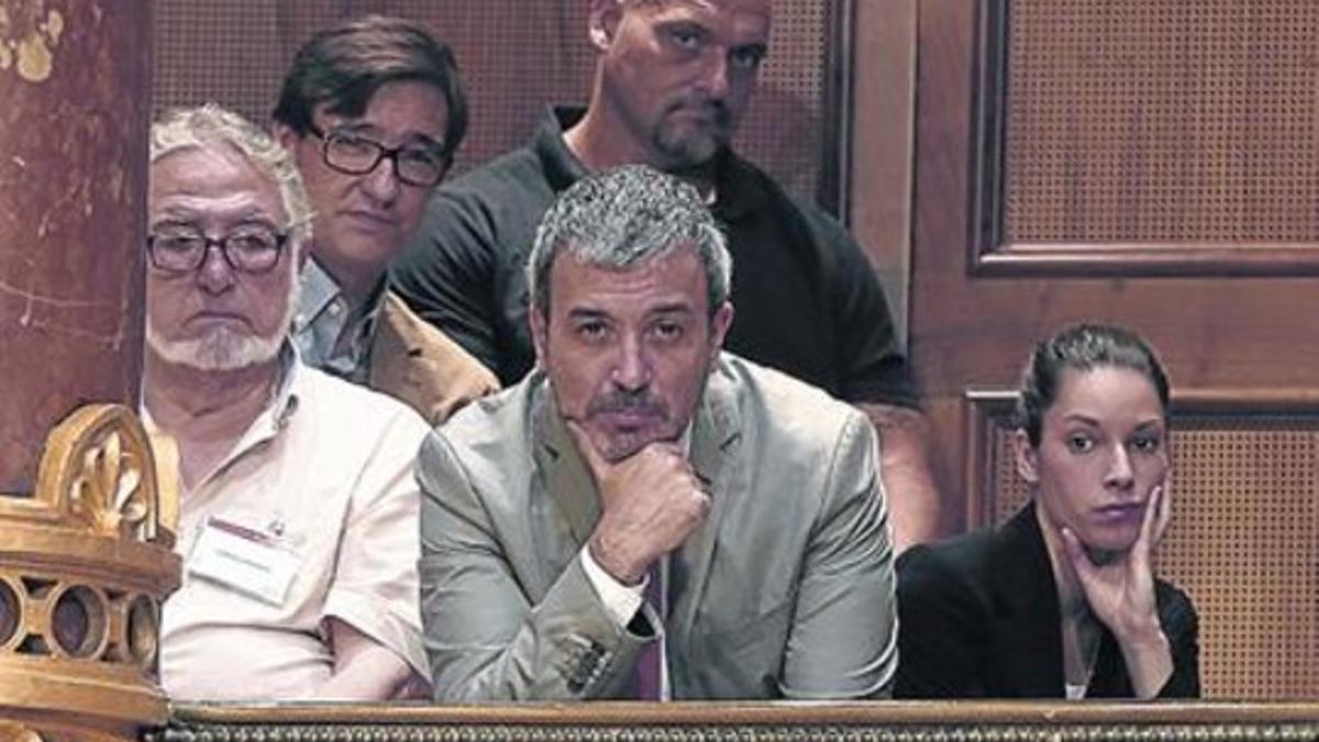 Jaume Collboni sigue con atención el pleno municipal de junio.