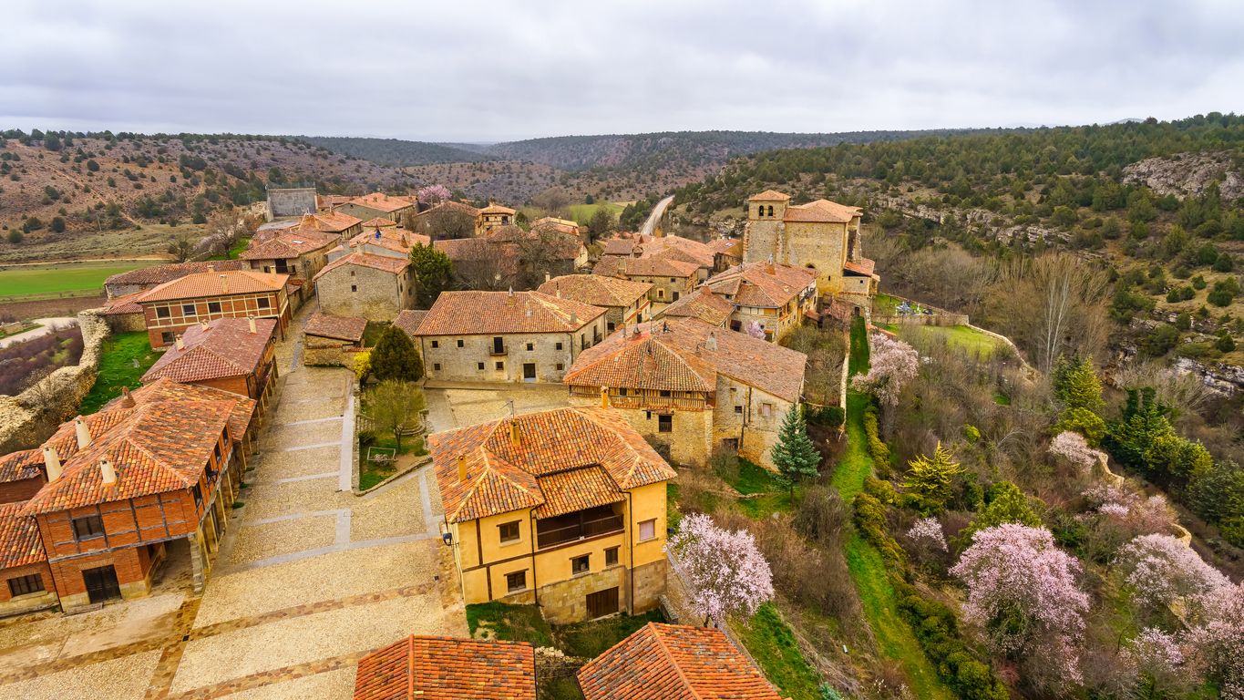 Situado en lo alto de un cerro con vistas al valle, algo propio de los pueblos medievales con carácter defensivo.