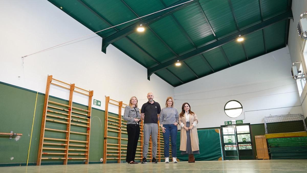 Por la izquierda, la concejala de la Plataforma Vecinal de La Fresneda, Alejandra Cuadriello; Eva Iglesias; y Javier Hernández y María José Fernández, secretario y directora, respectivamente, del colegio La Fresneda.