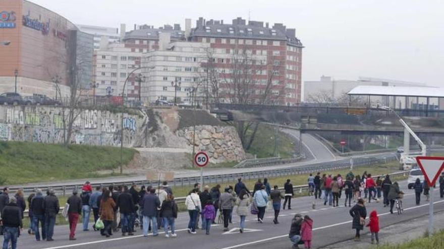 Los vecinos, en un momento del recorrido, en dirección a Guillén Lafuerza.