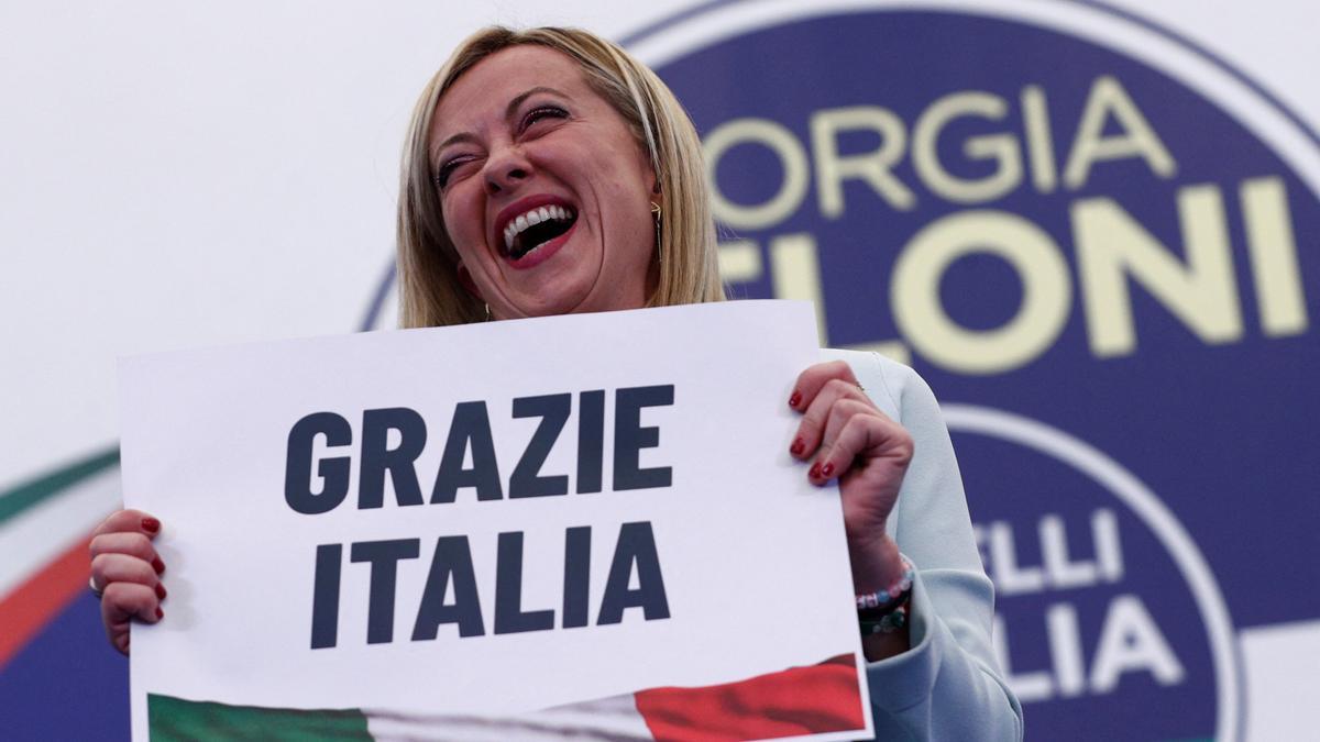 Giorgia Meloni sostiene un cartel en el que se lee &quot;Gracias, Italia&quot; para celebrar su victoria.