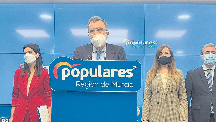 Miriam Guardiola, José Ballesta, Rebeca Pérez y Jesús Pacheco en la sede del PP.