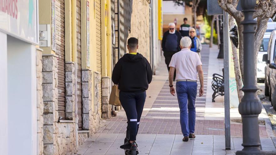 Los patinetes tienen prohibido circular por las aceras.