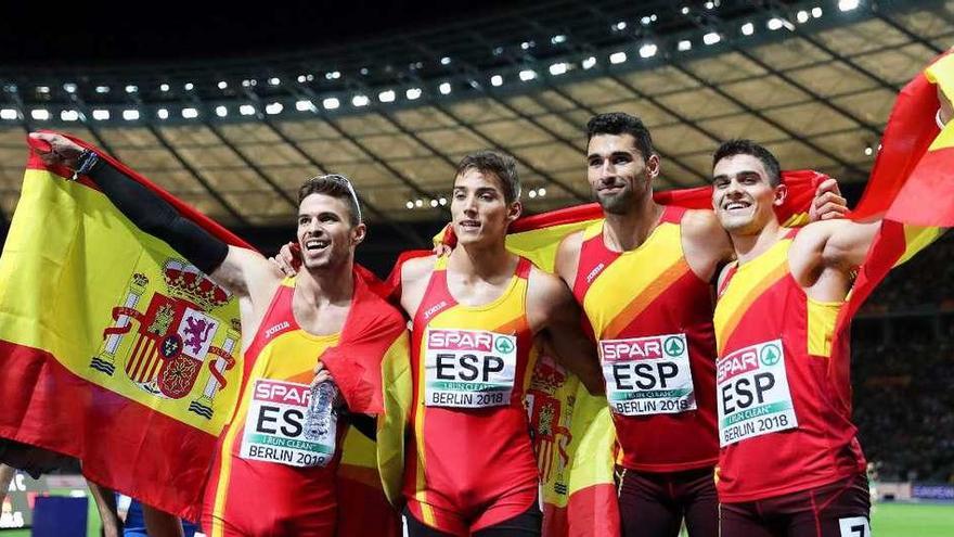 Los integrantes del relevo español del 4x400 celebran la medalla conseguida en el Europeo de Berlín.