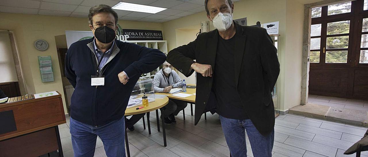 El ganador, Guillermo Guisasola, a la izquierda, y Antonio Torres, integrante de la candidatura derrotada, se saludan cordialmente durante las votaciones en la sede del Consejo Regulador de la Sidra.