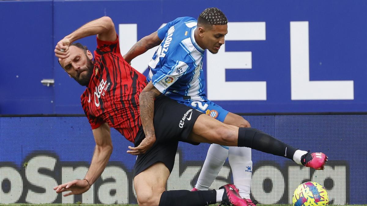 Muriqi pelea por el balón con Vini Souza.