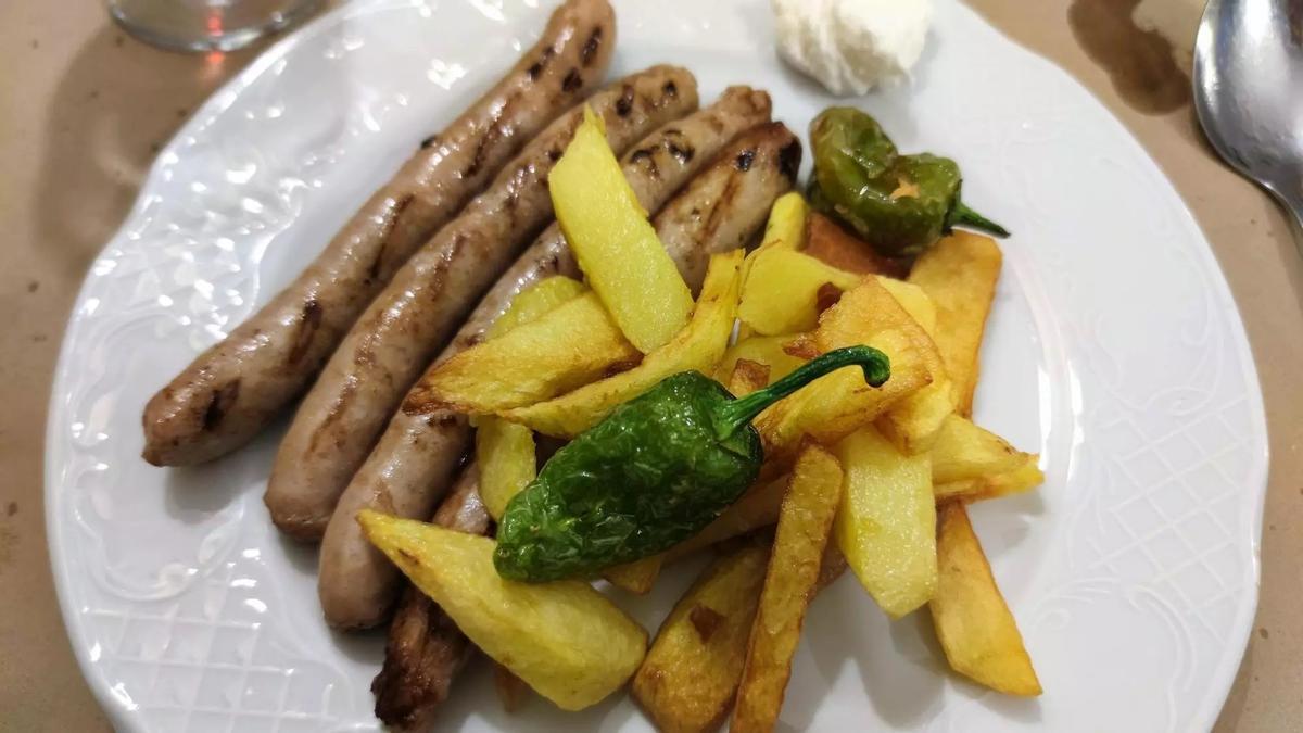 Salchichas del país con patatas y pimientos verdes de Bar Casa Miguel.