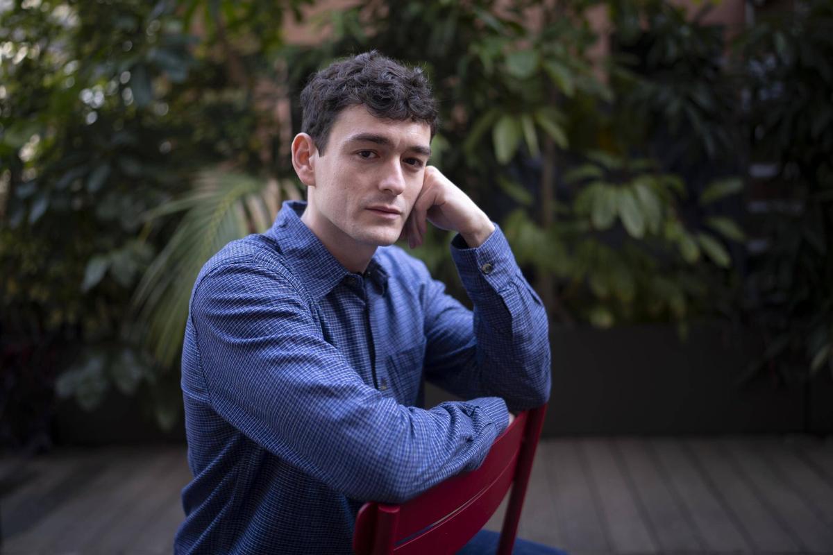 Barcelona 26/01/2026 Entrevista con el escritor Pol Guasch, que presenta el libro 'Reliquia', sobre el suicidio de su padre. Fotografía de Ferran Nadeu