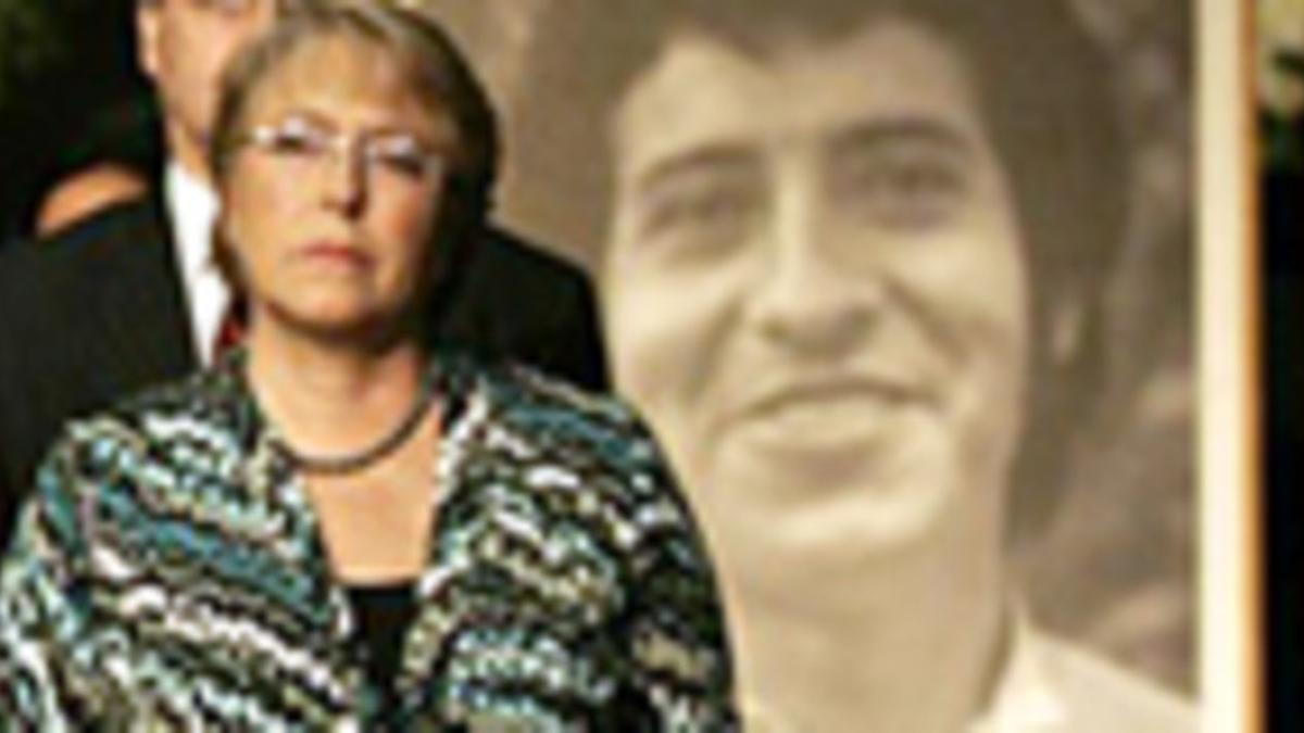 Bachelet, ante una foto de Víctor Jara.