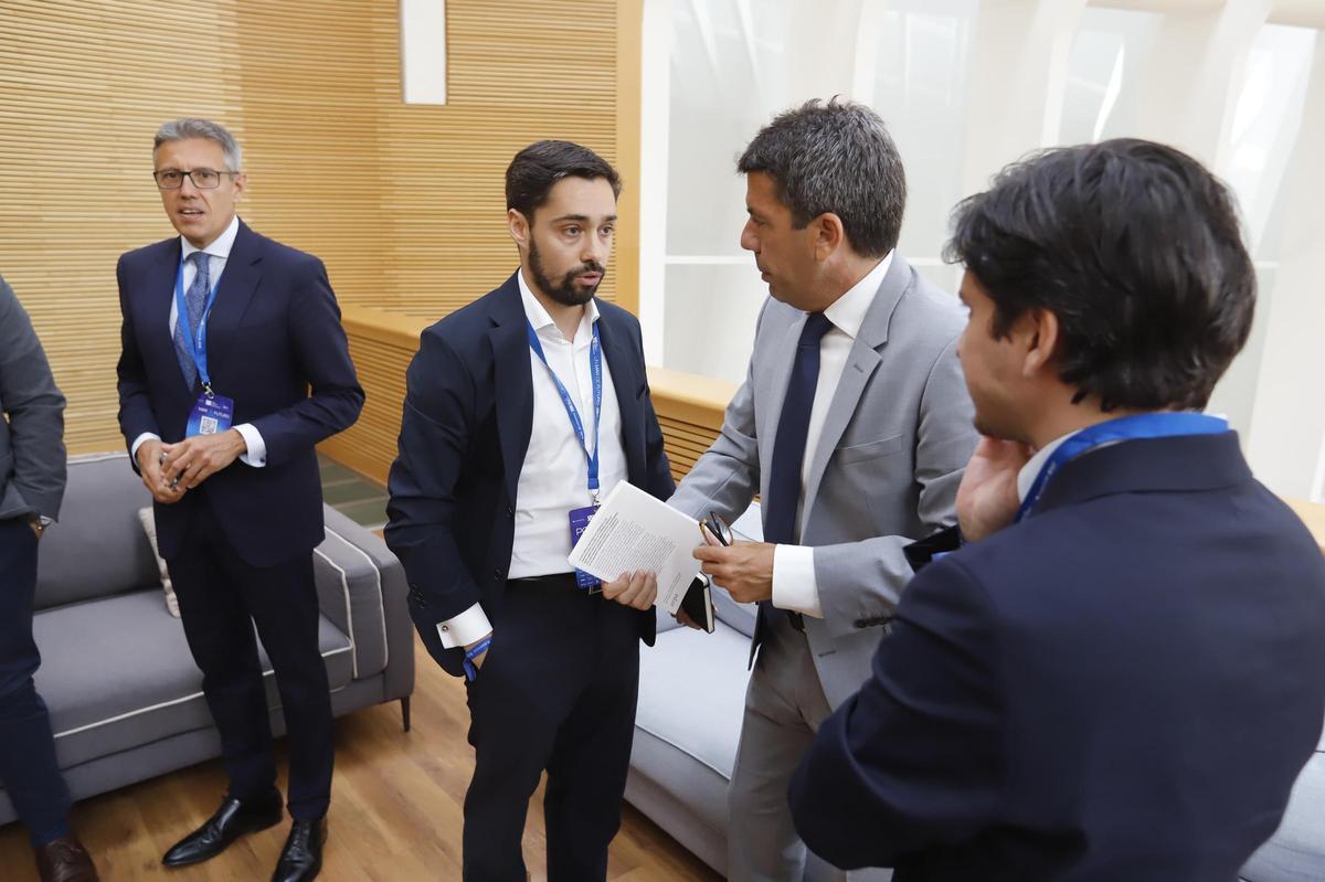 Reunión del president de la Generalitat Valenciana, Carlos Mazón, con startups y empresas en el Foro del Mediterráneo