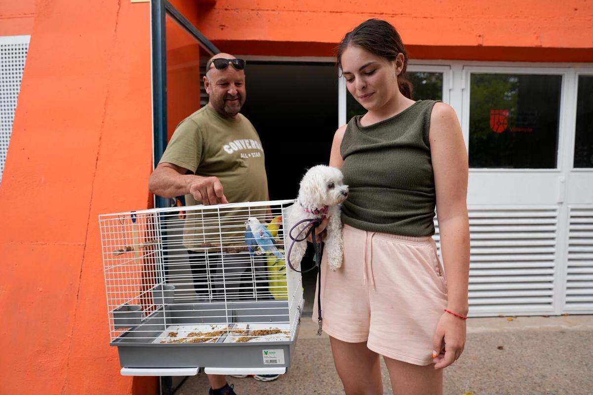 Carlos y Nuria, con su perrita Noa.