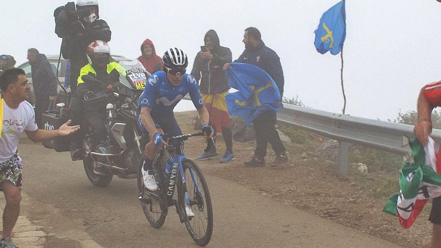 La crónica de La Vuelta: “Supermán” López brilla entre la niebla del inédito Gamoniteiru