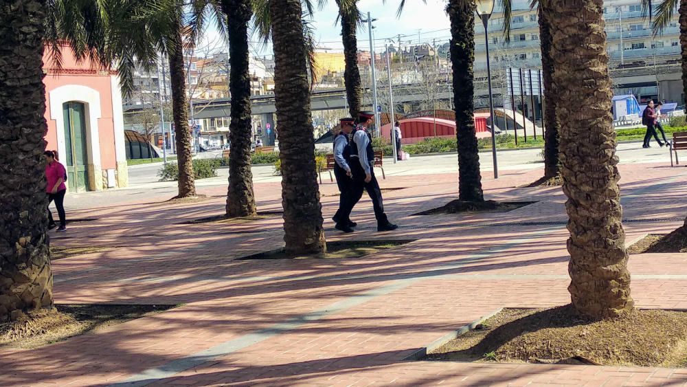 Mossos, a les palmeres del parc Central, punt de reunió dels nois